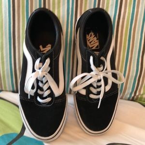 VANS. WOMENS . BLACK & WHITE